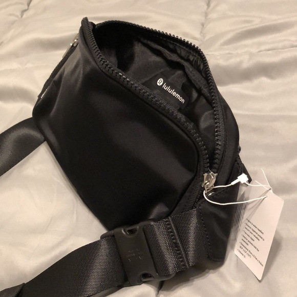 NWT [Lululemon] Large Everywhere Belt Bag in Black 🖤 - Picture 7 of 12